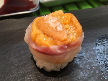 Sea urchin wrapped with Seabream (Zuiun temari zushi)